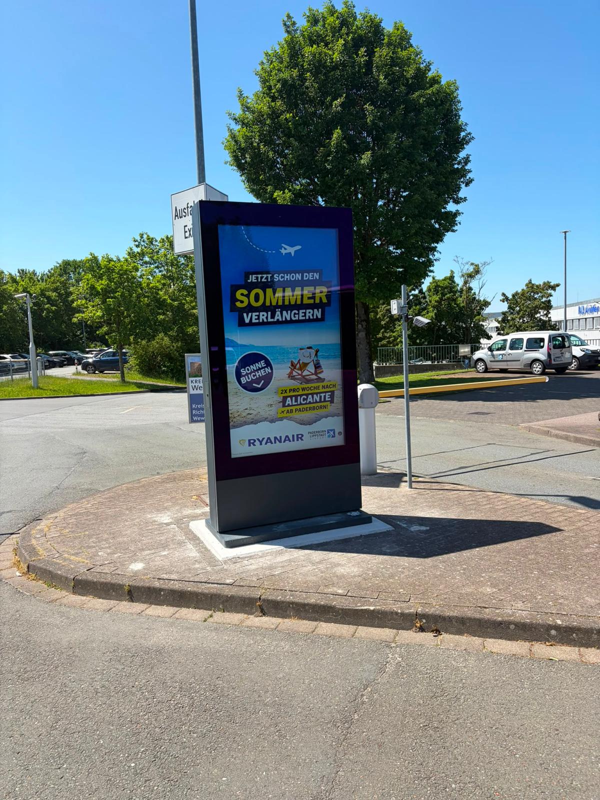 Freistehende Outdoor-Infostele am Flughafen Paderborn/Lippstadt